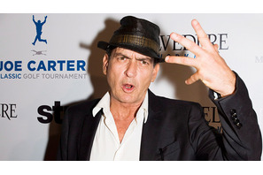 チャーリー・シーン、かつての仕事仲間を「殺す」とメールで脅迫？ 画像