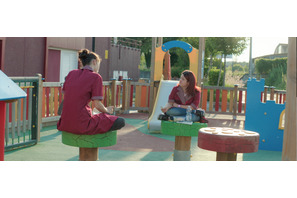 『わたしはダフネ』チャーミングな人柄が伝わる新写真到着、奥山佳恵「子どもが親を越えていく瞬間がある」 画像