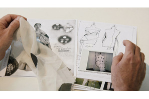 初めて“自分で作った服”も公開、天才デザイナーが沈黙を破る『マルジェラが語る“マルタン・マルジェラ”』予告編 画像