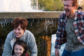 ダコタ・ジョンソン「多くの人が共感できる」『Our Friend』場面写真公開 画像