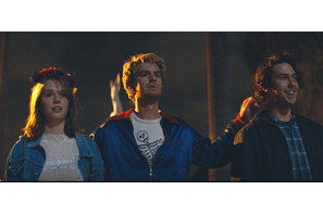 アンドリュー×マヤ×ナット『メインストリーム』の新写真入手、YouTube制作の裏で“三角関係”に!? 画像