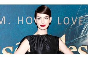 アン・ハサウェイ、『レ・ミゼラブル』プレミア会場で下半身丸見えのアクシデント 画像