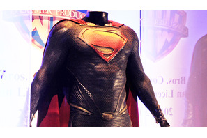 トレードマークの赤いブリーフを脱いだ!?　“スーパーマン”新コスチュームが初来日 画像