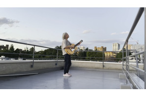 細野晴臣が軽やかにギターを奏で歌う『SAYONARA AMERICA』予告編 画像