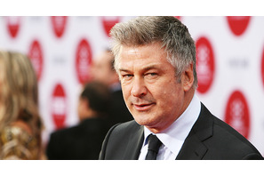 アレック・ボールドウィン、小道具の銃誤射で亡くなった撮影監督の夫＆息子と朝食へ 画像