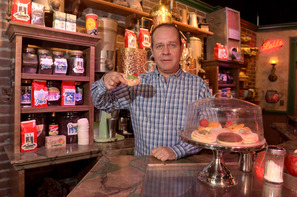 「フレンズ」ガンター役のジェームズ・マイケル・タイラーが死去 ジェニファー・アニストンらが追悼 画像