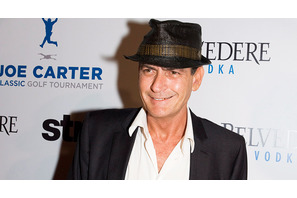 チャーリー・シーン、事故死したパパラッチの葬儀費用1万2千ドルを負担 画像