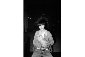 永瀬廉、猫を抱く2ショットがパンフ表紙に『真夜中乙女戦争』フィルム写真公開 画像