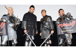 川畑要、総重量30Kg甲冑コスプレで熱唱！　『ベルセルク』の世界を体を張ってアピール 画像