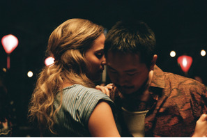 アリシア・ヴィキャンデル、猛特訓の歌声披露！切なく歌い上げる『ブルー・バイユー』歌唱シーン 画像