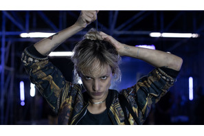 頭にチタンを埋め込まれた主人公がたどる運命とは？『チタン』場面写真 画像