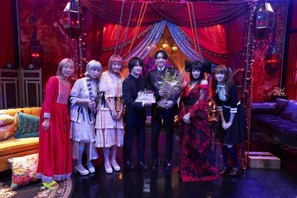 松村北斗、撮影現場でのバースデーサプライズに笑顔『xxxHOLiC』メイキング写真 画像