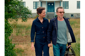 自然に囲まれた“聖地”で過ごす、停滞期カップルのすれ違い『ベルイマン島にて』場面写真 画像