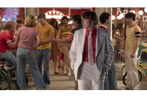 70年代を完璧に再現したファッションやセットに注目『リコリス・ピザ』場面写真 画像