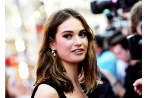 リリー・ジェームズ、ヴェルサーチの新ミューズに就任 インスタで披露した姿が話題に 画像