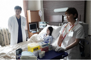 佐藤勝利“翔太朗”の「会いたいよ」に「切ない」の声続出、患者たちに配られる薬から謎に迫る視聴者の考察も…「赤いナースコール」2話 画像