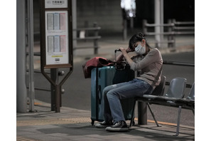 実際の事件を基にコロナ禍での社会的孤立を描く…板谷由夏主演『夜明けまでバス停で』特報 画像