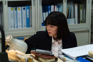 清野菜名“雫”、夢に向かって奮闘中！実写『耳をすませば』職場の場面写真公開 画像