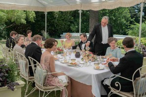 南仏の別荘で食事を楽しむクローリー家の面々をとらえる『ダウントン・アビー／新たなる時代へ』本編映像 画像