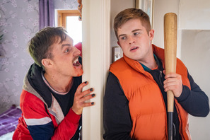 ある日突然、兄が吸血鬼に！名作もオマージュのホラーコメディ『ぼくのデコ 23歳のヴァンパイア兄貴』予告編 画像