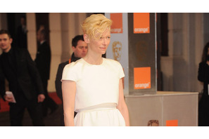 ティルダ・スウィントン、「シャネル」メティエダール・コレクションの広告塔に抜擢 画像