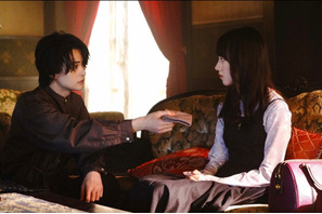 瀬戸康史“香月”が“翡翠”にハンカチを差し出す…その姿に「スマートすぎ」の声、「霊媒探偵・城塚翡翠」2話 画像