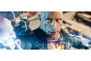 ドウェイン・ジョンソンの“破壊神”VS最強ヒーローチームのアクション満載『ブラックアダム』日本版予告 画像