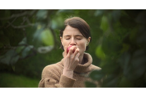 ジェシー・バックリーが禁断の果実“林檎”を頬張る『MEN 同じ顔の男たち』新場面写真 画像