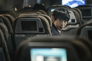 イム・シワン演じる謎の男、空港で不穏な動き『非常宣言』本編映像 画像