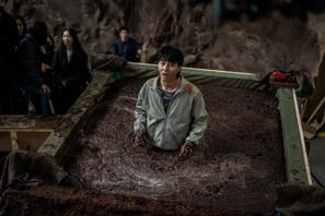 マンションやプールまで…巨大セット制作の裏側『奈落のマイホーム』メイキング映像 画像