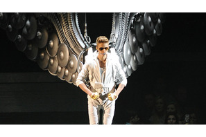 ジャスティン・ビーバー、ロンドンのコンサートに1時間半も遅れて登場しファンが激怒 画像