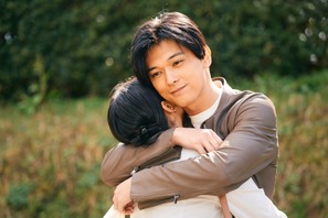 吉沢亮「やっぱり家族っていいな」“愛情溢れる表情”写す『ファミリア』場面写真 画像