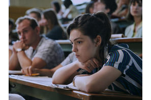 『あのこと』親友に妊娠を告げる、原作者アニー・エルノーの実体験映す本編シーン 画像