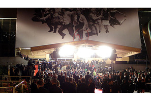 【カンヌ映画祭レポートvol.18】U2・ボノのド派手パフォーマンスに遭遇！ 画像