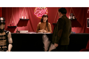 ネオンで彩られたバスの車内、主人公がMagnolianの歌を口ずさむ『セールス・ガールの考現学』本編映像 画像