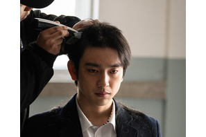 パク・ジニョン、入隊前の主演作『聖なる復讐者』一人二役に挑戦した場面写真解禁 画像