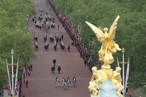 英国王室御用達ブランドが勢揃い　バッキンガム宮殿でキャットウォーク・ショー  画像