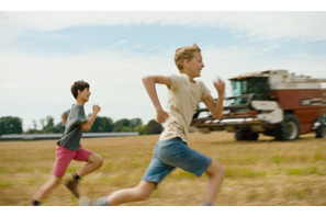 『CLOSE／クロース』色彩鮮やかな花畑を駆ける少年2人の冒頭映像解禁 画像