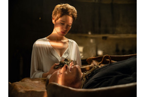 ヴィゴ・モーテンセンが不気味なベッドで眠る『クライムズ・オブ・ザ・フューチャー』本編映像 画像