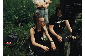 シャルロット・ル・ボンが初長編監督作への思いを語る『ファルコン・レイク』メイキング映像 画像