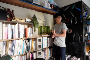 二宮和也“悟”の穏やかな日常風景捉える『アナログ』場面写真 画像