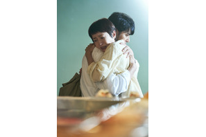 宮沢りえ＆オダギリジョー、希望と絶望の間で抱き合う“夫婦”の姿も『月』場面写真 画像