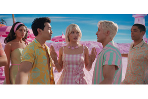 『バービー』全米今年公開作NO.1に！ライアン・ゴズリング×シム・リウの“ケンカ”シーンも解禁 画像