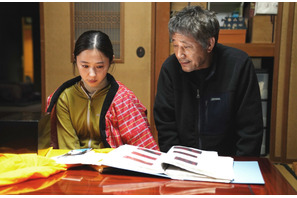 堀田真由＆小林薫“親子”の微笑ましいやり取り切り取る『バカ塗りの娘』本編映像 画像