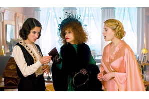 イザベル・ユペールら“犯人候補”のゴージャスな衣装に注目『私がやりました』場面写真 画像