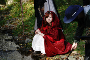 “赤ずきん”橋本環奈＆“王子様”岩田剛典の撮影裏公開『赤ずきん、旅の途中で死体と出会う。』 画像
