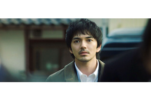 林遣都が週刊誌記者を熱演「ヒゲノハヤシ」場面写真『隣人X -疑惑の彼女-』 画像