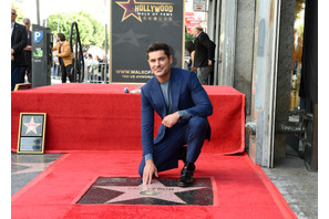 ザック・エフロン、ハリウッドの殿堂入り  “メンター”だった故マシュー・ペリーを追悼 画像