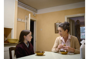 少女と親戚夫婦、ひと夏限りの愛おしい時間切り取る『コット、はじまりの夏』新予告＆新場面写真 画像