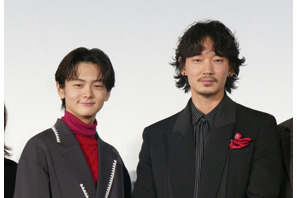 綾野剛「迷いなく情念を込めて」　主演作『カラオケ行こ！』で「紅」裏声熱唱 画像